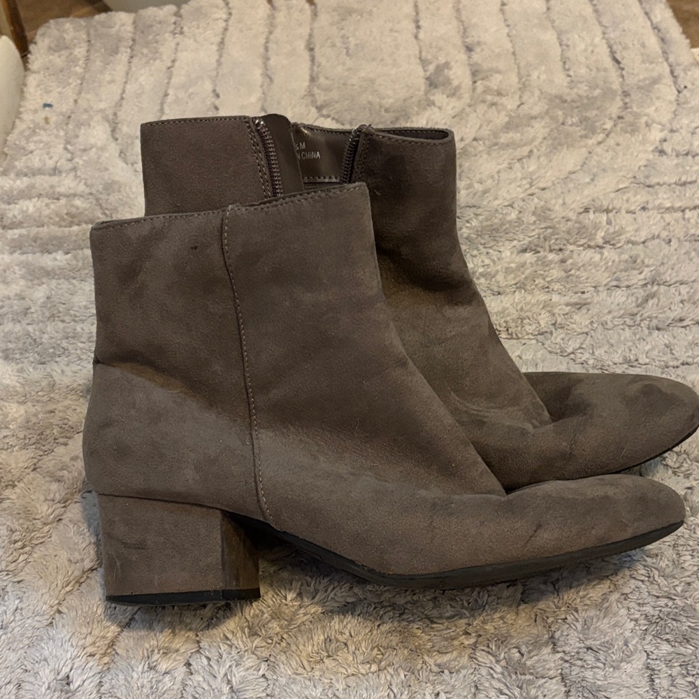 Stylish Gray Ankle Boots - Picture 3 of 4